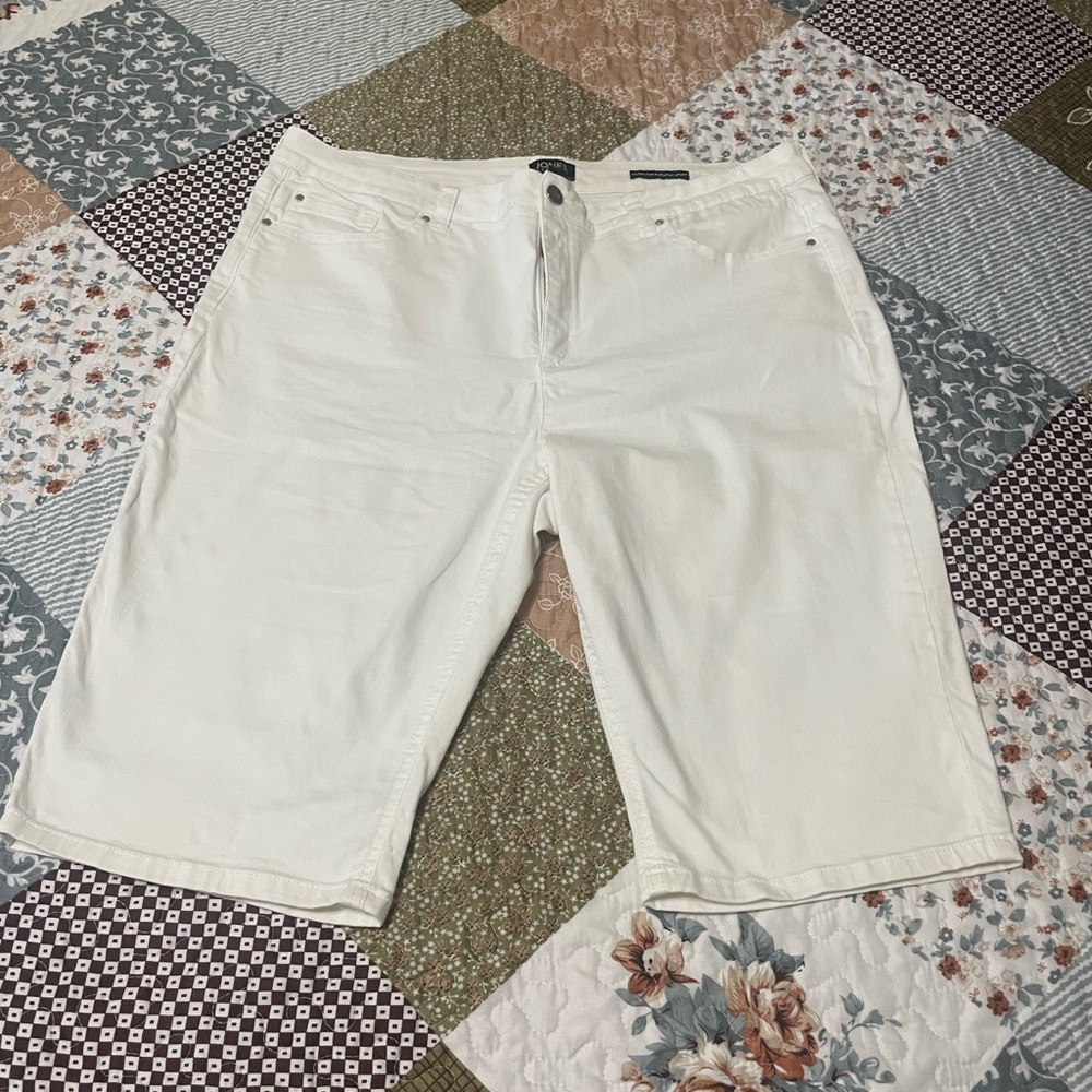 Women’s white Jones New York Bermuda shorts size 16